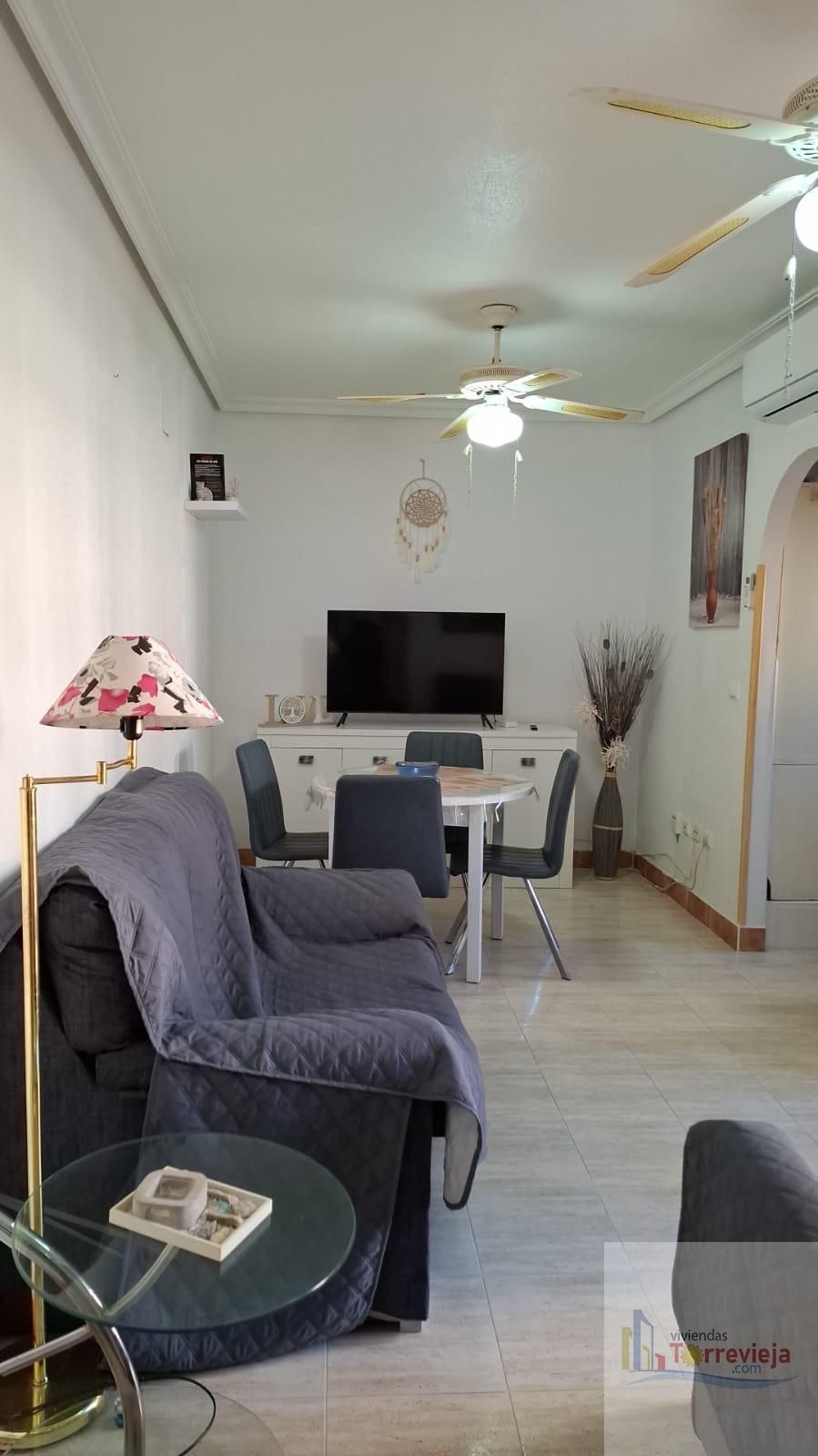 Sala d'estar de Apartament de lloguer en Torrevieja amb Calefacció, Terrassa i Piscina comunitària