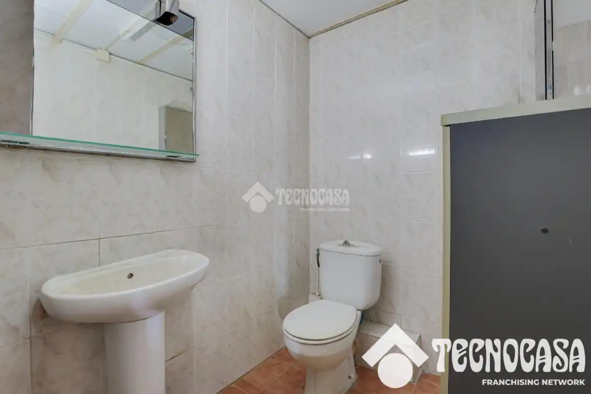 Bany de Local en venda en Sant Adrià de Besòs amb Aire condicionat