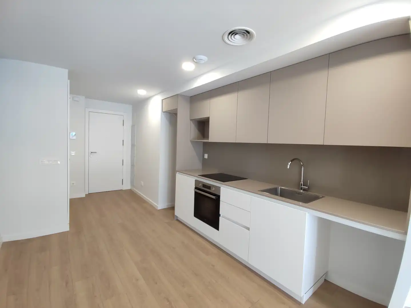 Cuina de Pis de lloguer en Girona Capital amb Aire condicionat, Calefacció i Balcó