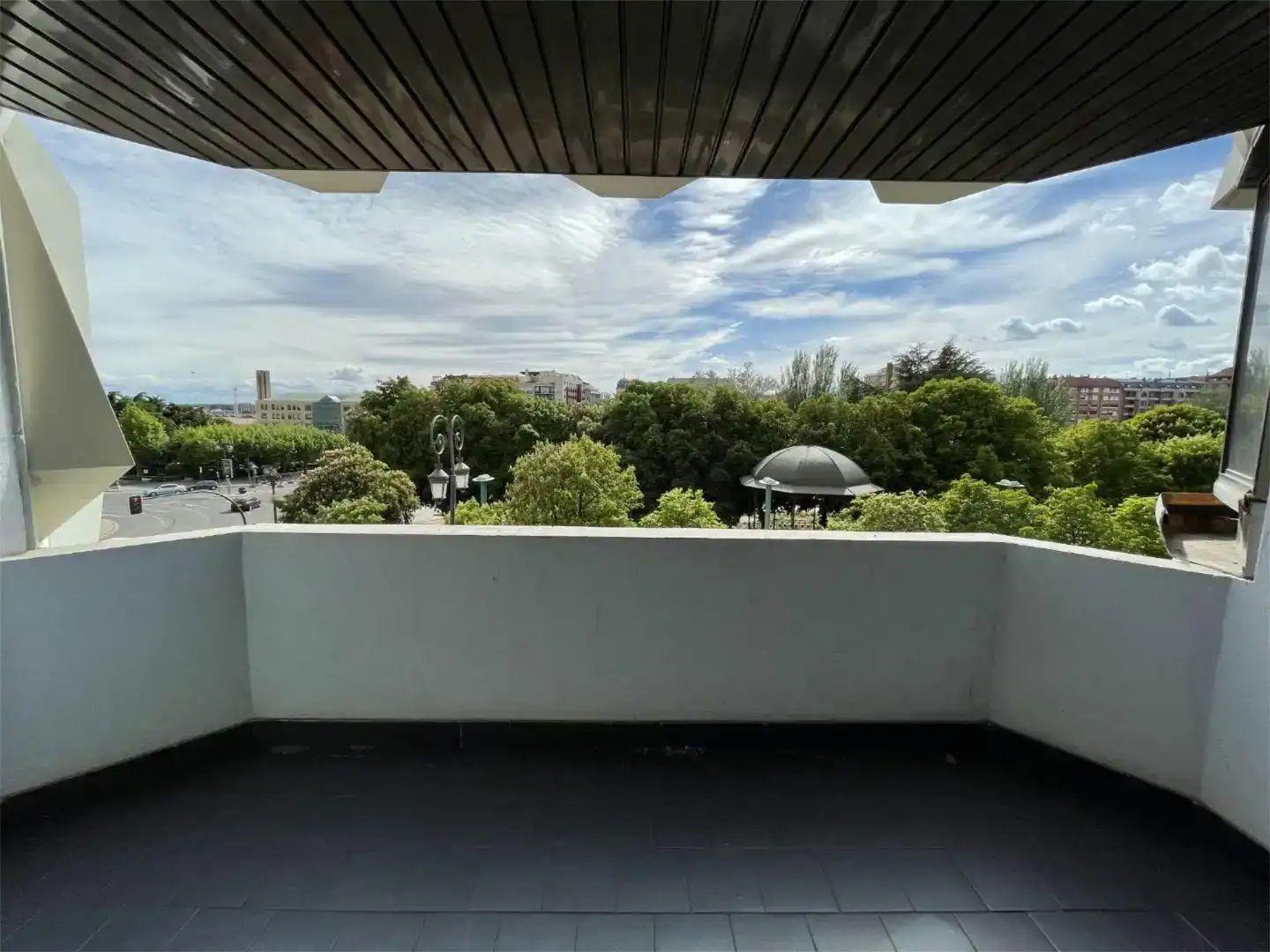 Terraza de Piso en venta en León Capital  con Parquet, Trastero y Piscina