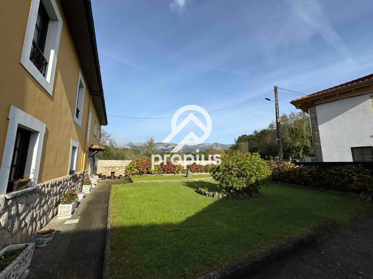 Vista exterior de Casa o chalet en venta en Parres con Calefacción, Jardín privado y Parquet