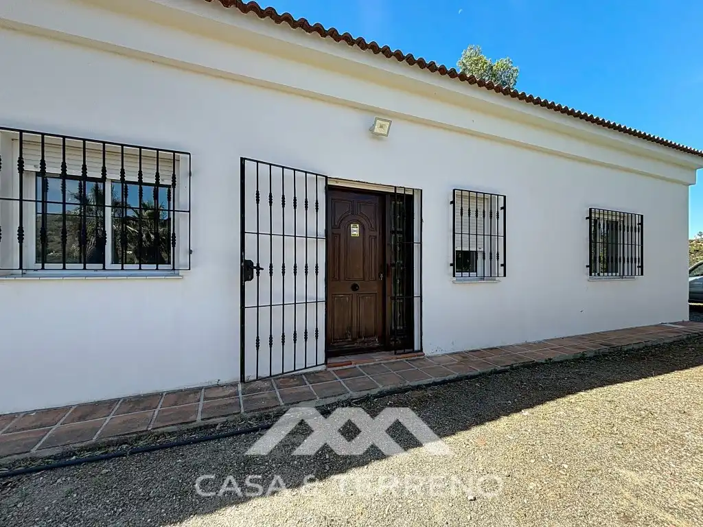 Vista exterior de Casa o xalet en venda en Vélez-Málaga amb Aire condicionat, Jardí privat i Terrassa