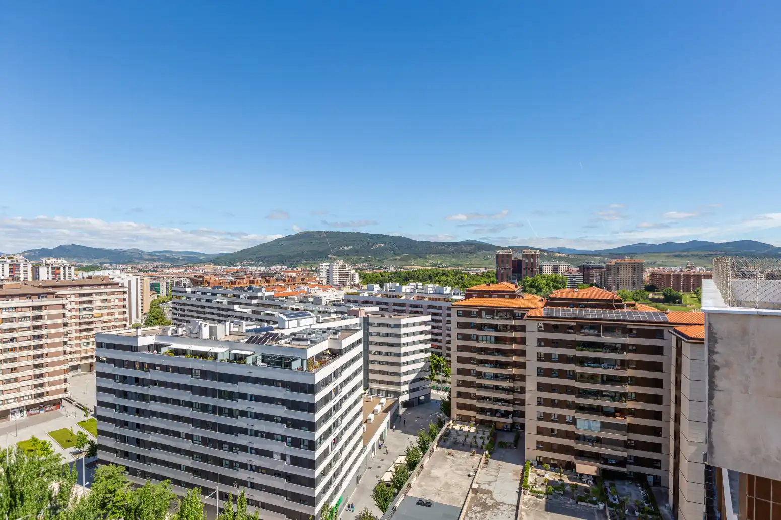 Vista exterior de Ático en venta en  Pamplona / Iruña con Parquet y Terraza