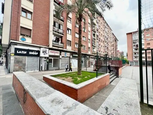 Vista exterior de Local en venda en Bilbao 
