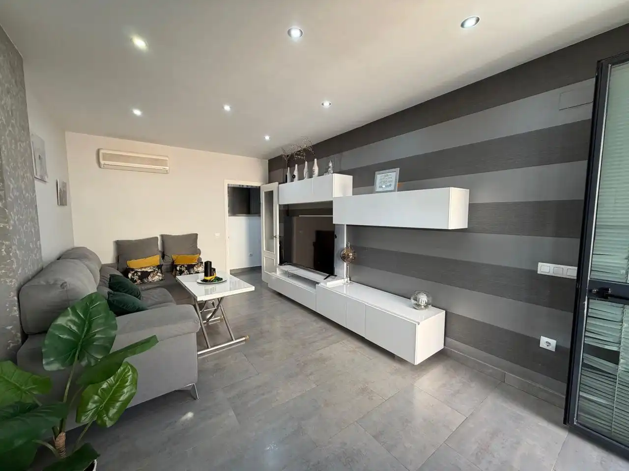 Living room of Flat for sale in Sanlúcar de Barrameda  with Air Conditioner, Terrace and Furnished