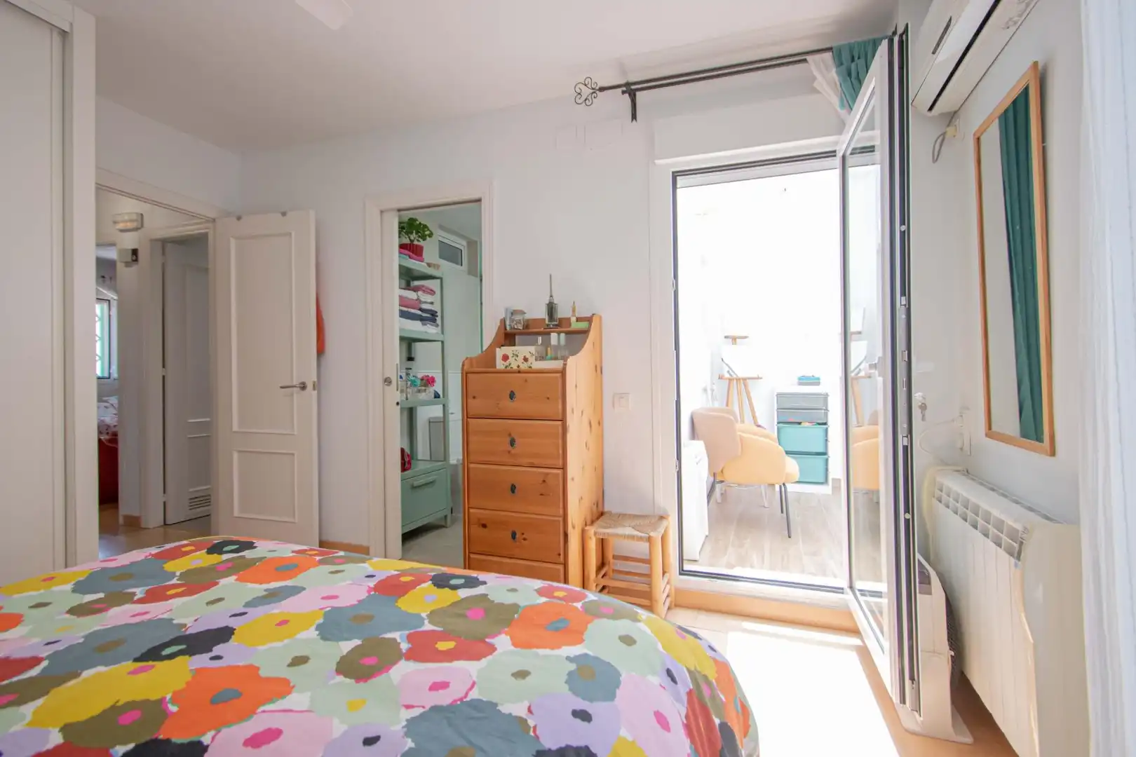 Habitación de Casa adosada en venta en Valencina de la Concepción con Aire acondicionado, Trastero y Piscina comunitaria