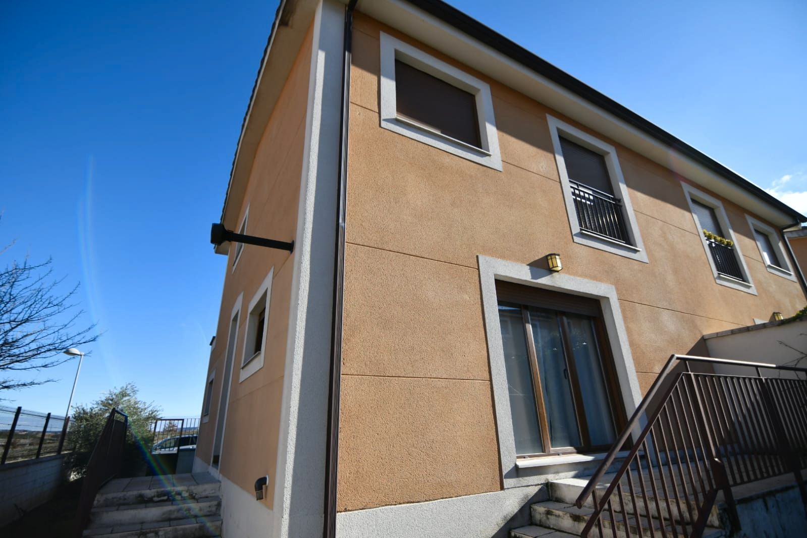 Vista exterior de Casa adosada en venta en Fuensaldaña con Aire acondicionado, Calefacción y Jardín privado