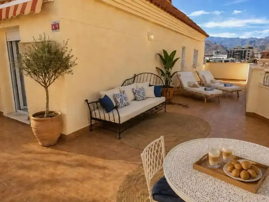 Terrasse von Dachboden zur Miete in Roquetas de Mar mit Klimaanlage, Schwimmbad und Möbliert