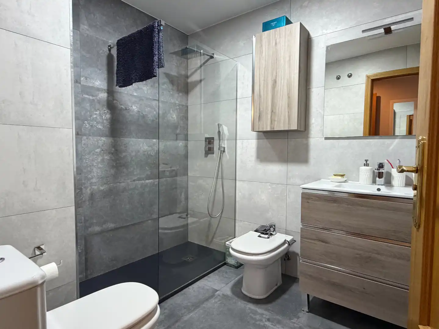 Badezimmer von Wohnung zum Verkauf in Plasencia mit Klimaanlage, Schwimmbad und Balkon