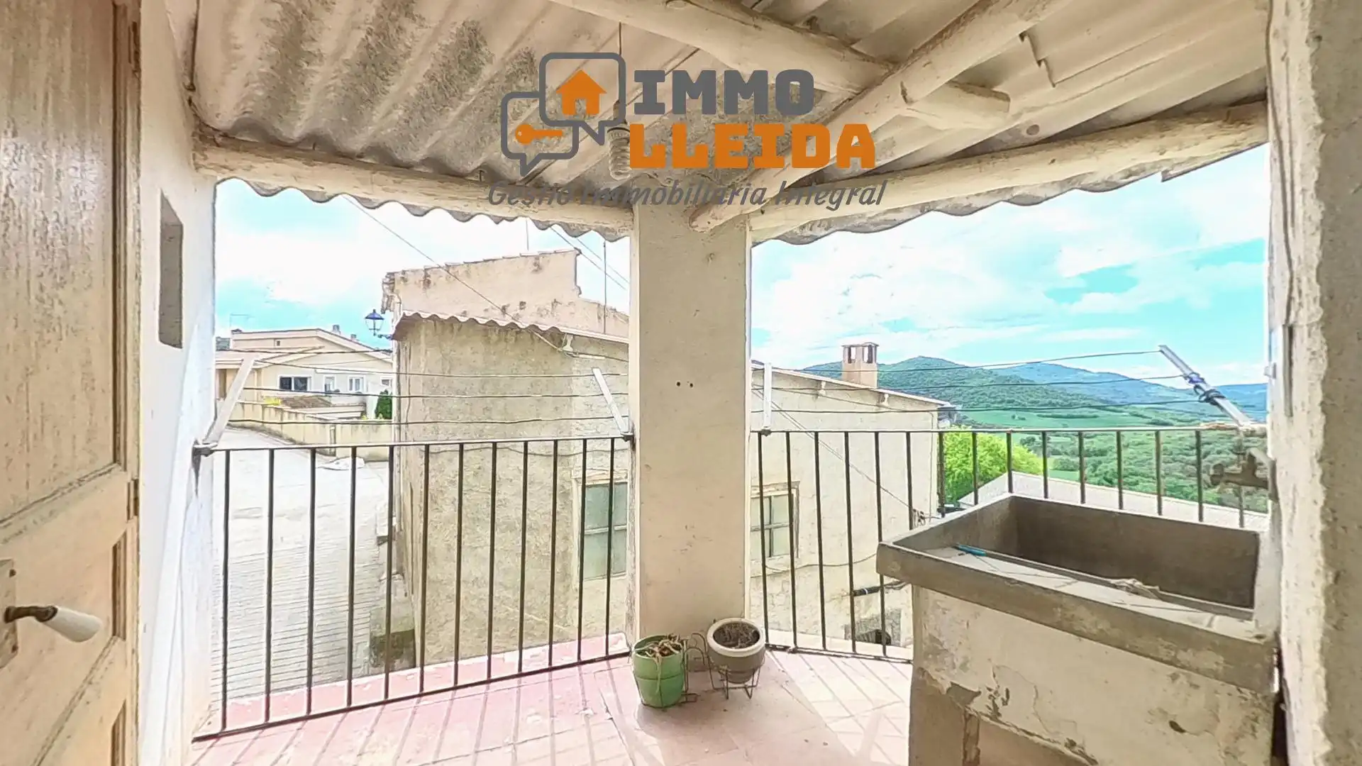 Vista exterior de Casa adosada en venda en Les Avellanes i Santa Linya amb Terrassa, Traster i Balcó