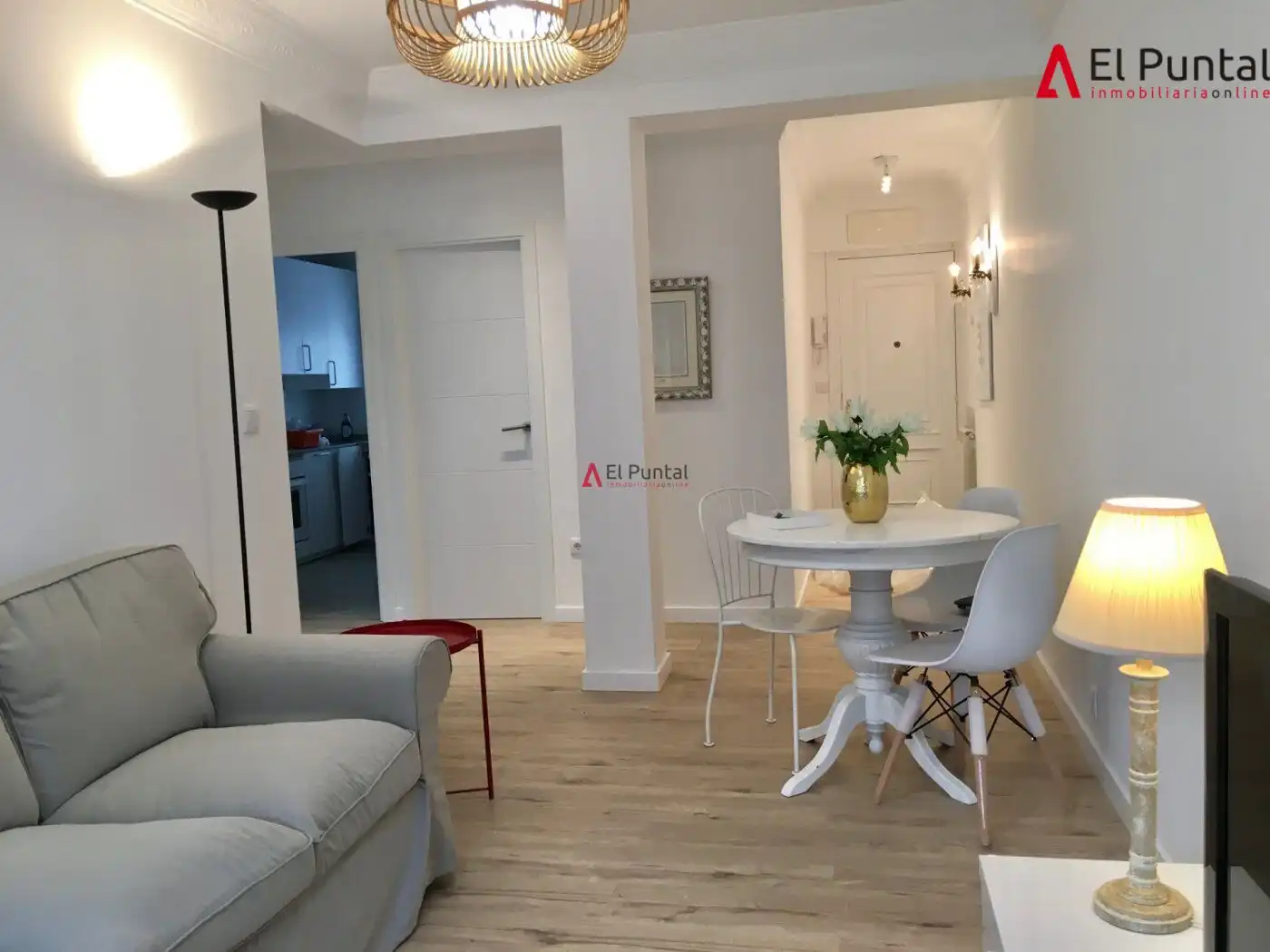 Sala d'estar de Pis de lloguer en Santander amb Calefacció, Parquet i Moblat