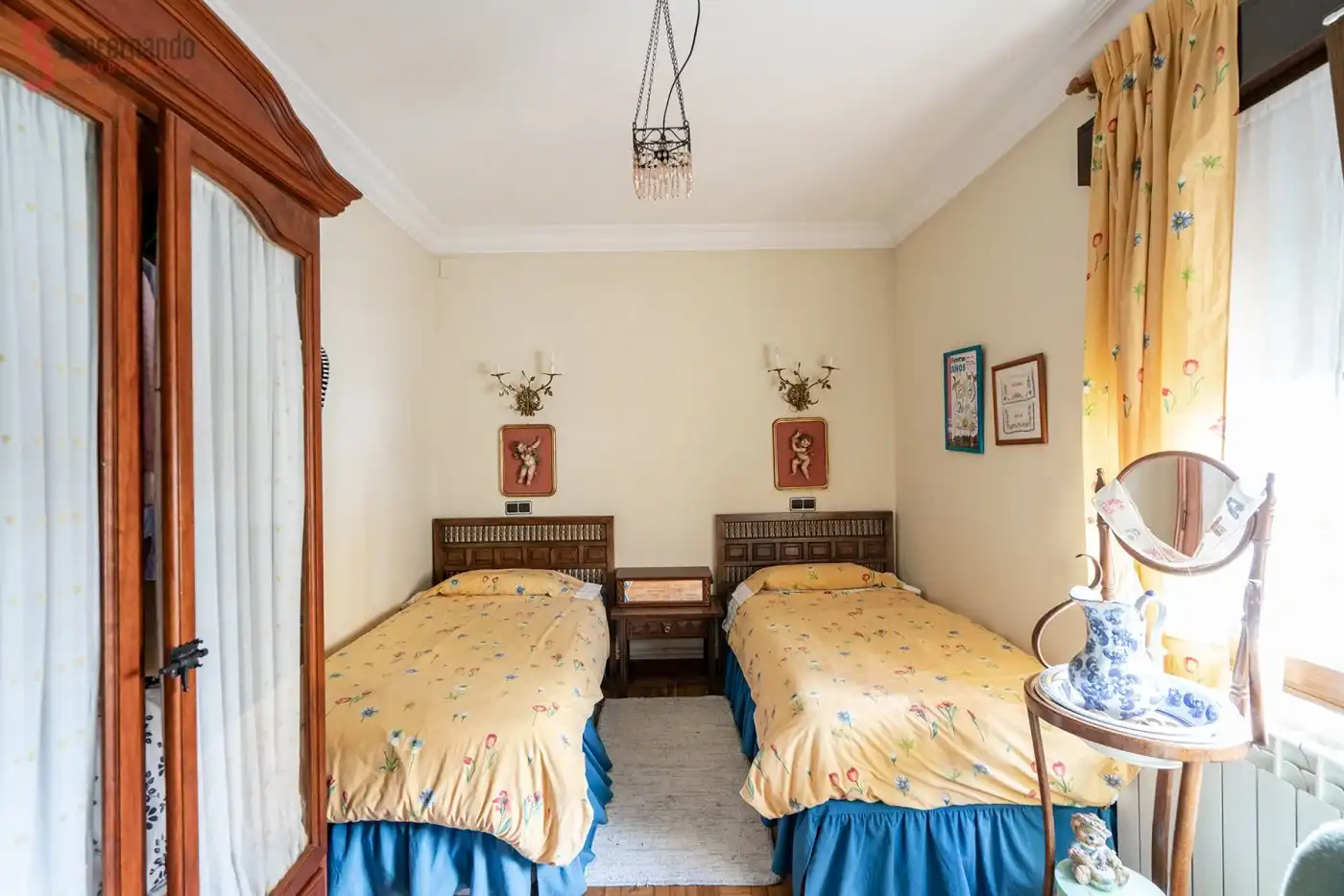 Habitación de Casa o chalet en venta en Torrelavega  con Calefacción, Jardín privado y Parquet