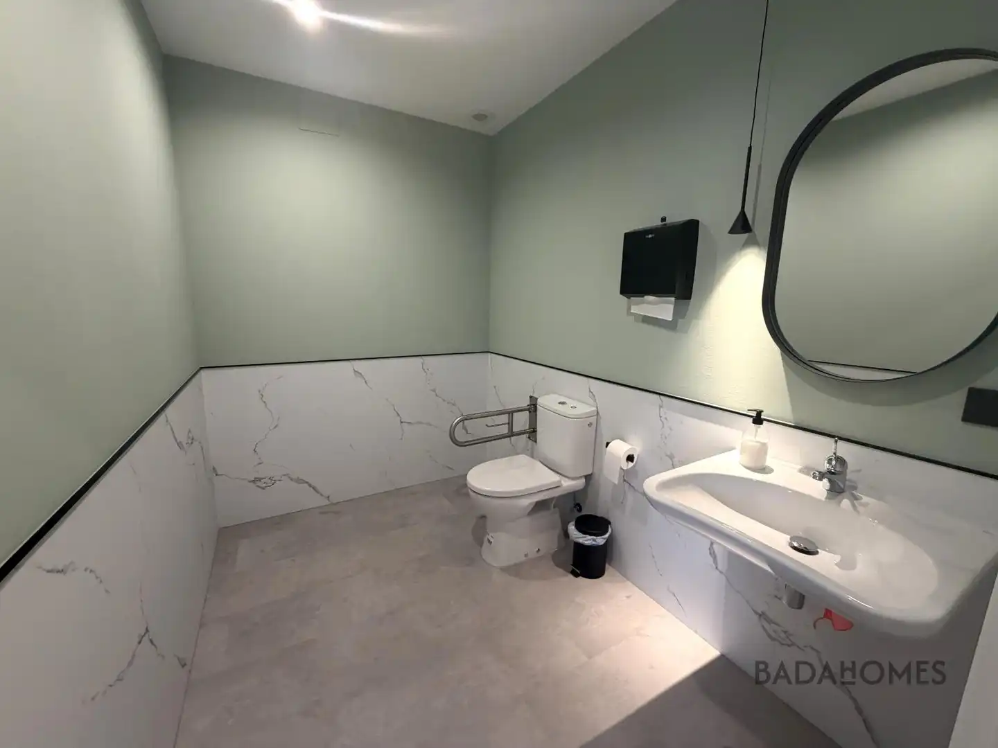 Badezimmer von Büro zur Miete in Badajoz mit Klimaanlage, Heizung und Möbliert