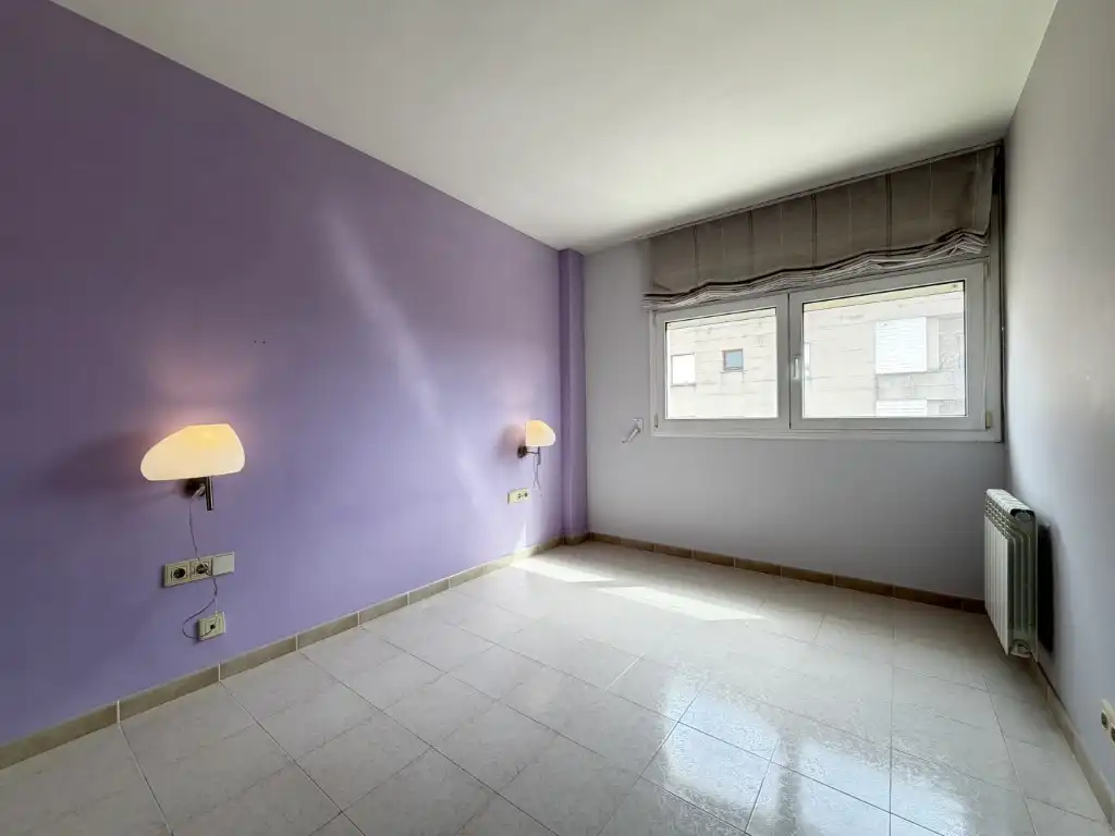 Schlafzimmer von Wohnung zur Miete in Girona mit Klimaanlage, Ofen und Balkon