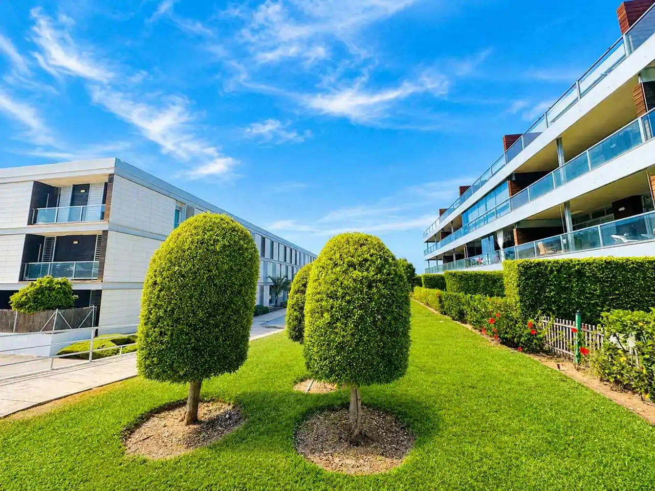 Außenansicht von Wohnungen zum Verkauf in Manilva mit Klimaanlage, Heizung und Terrasse