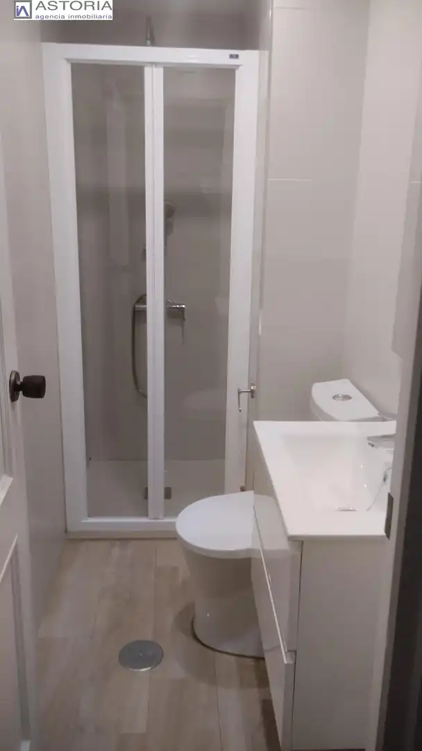 Bathroom of Flat for rent in Granada  with Air Conditioner, Furnished and Balcony