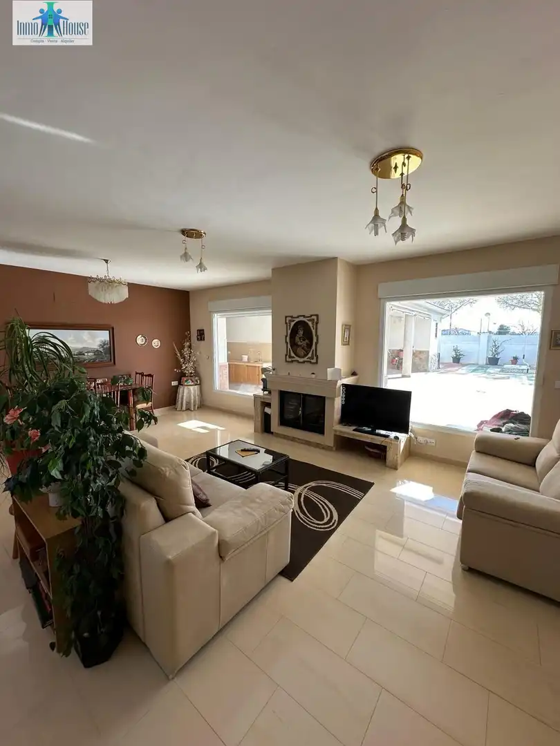 Sala d'estar de Casa o xalet en venda en Albacete amb Aire condicionat, Jardí privat i Parquet
