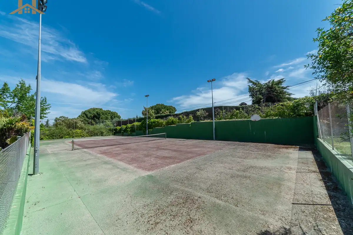 Vista exterior de Casa o xalet en venda en Boadilla del Monte amb Calefacció, Jardí privat i Parquet