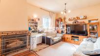 Sala d'estar de Casa o xalet en venda en Torrejón del Rey amb Aire condicionat i Jardí privat