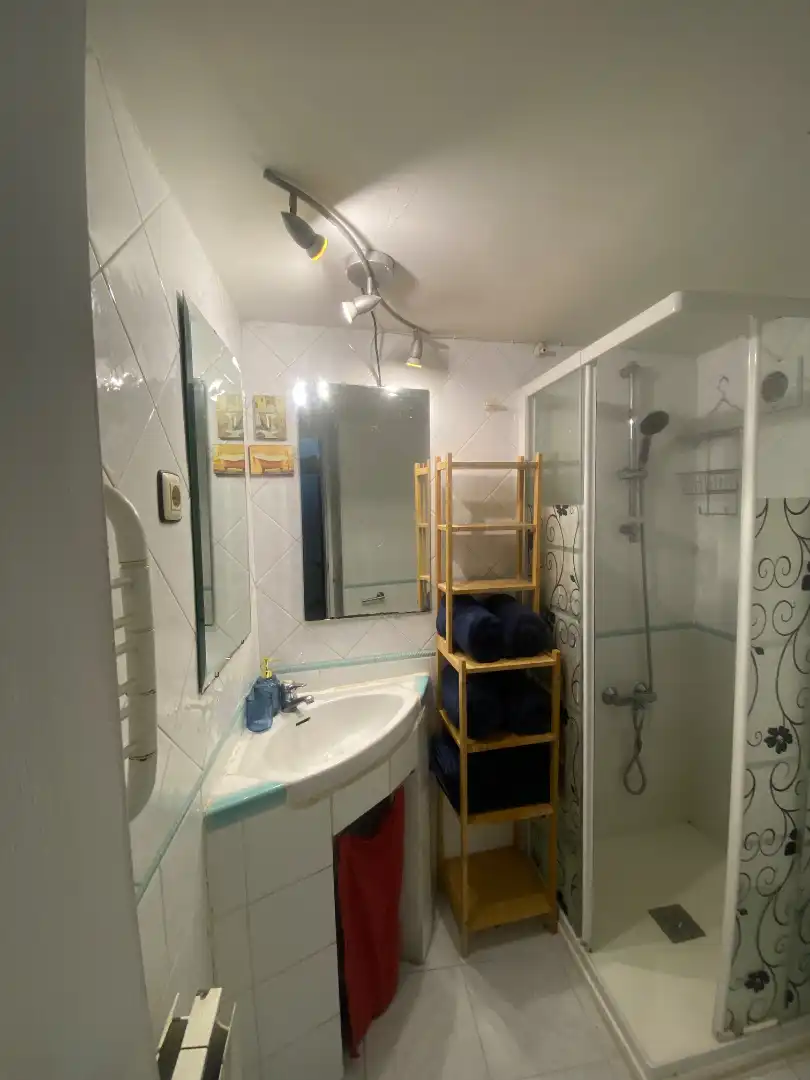 Badezimmer von Dachboden zur Miete in Madrid mit Klimaanlage, Heizung und Möbliert