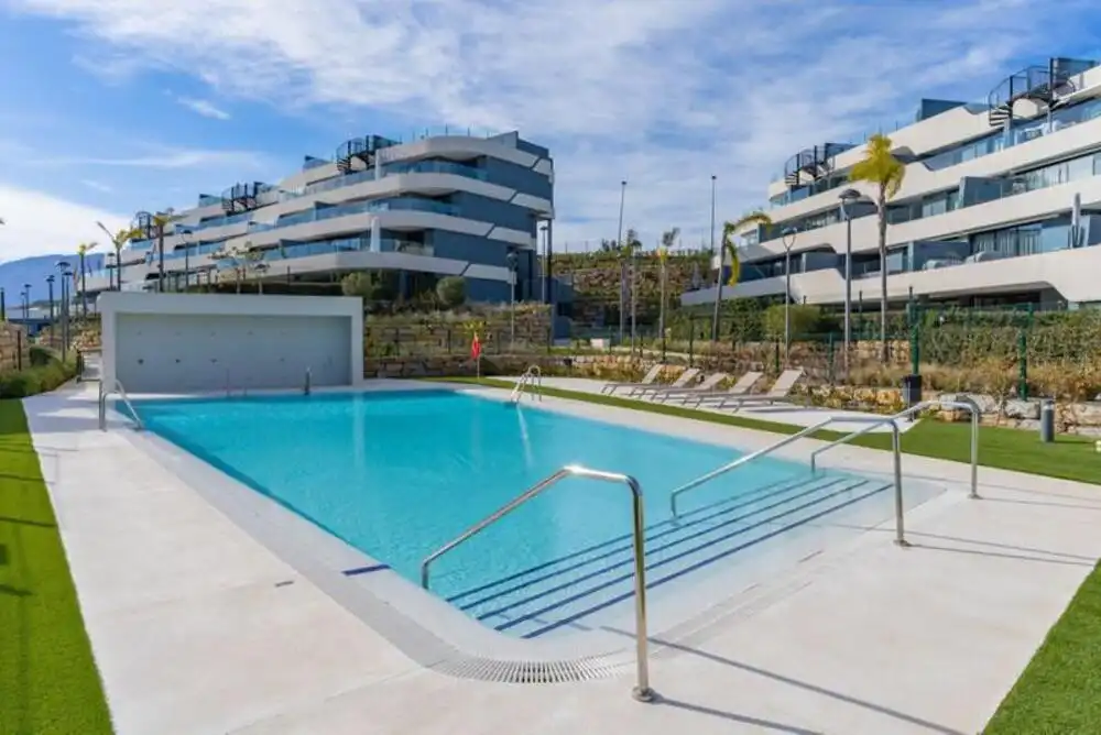Piscina de Apartamento de alquiler en Estepona con Aire acondicionado, Jardín privado y Terraza