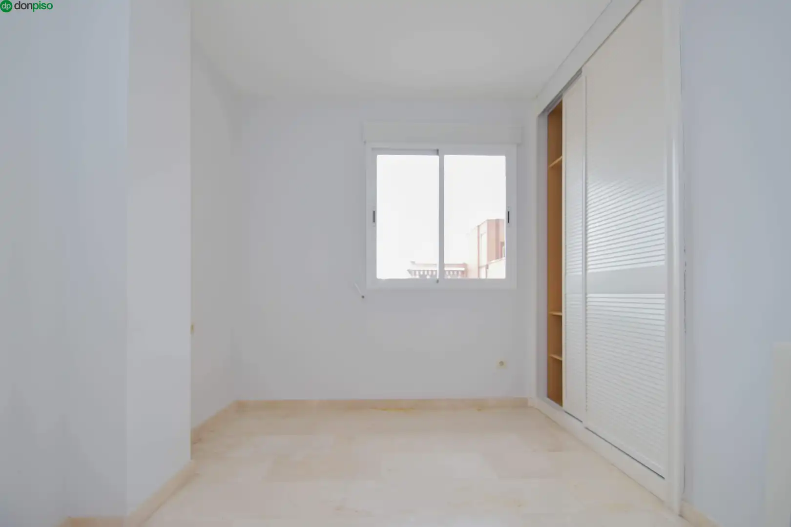 Bedroom of Attic for sale in Granada  with Heating, Private garden and Parquet flooring