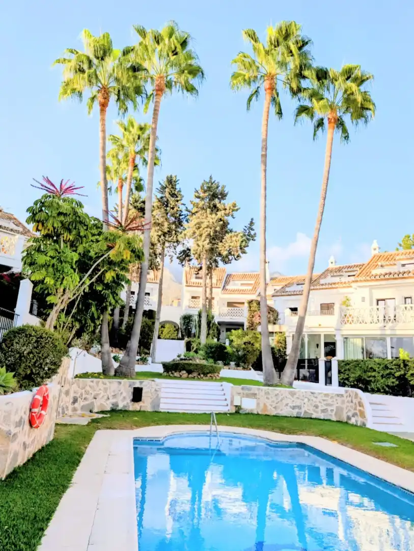 Vista exterior de Casa adosada en venta en Marbella con Aire acondicionado y Piscina comunitaria