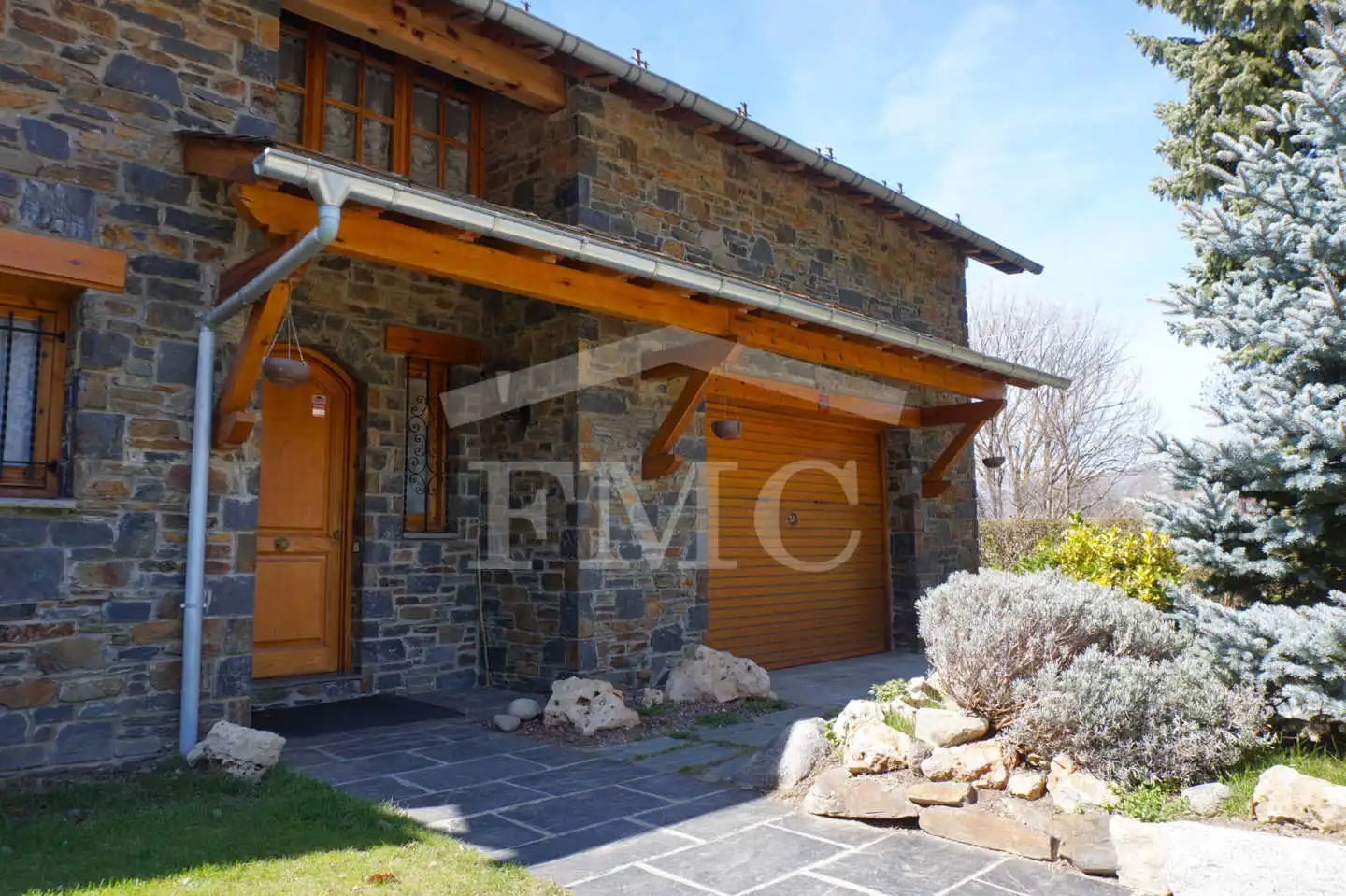 Vista exterior de Casa o xalet en venda en Llívia amb Calefacció, Jardí privat i Parquet
