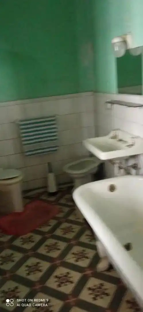 Bany de Casa adosada en venda en Cármenes amb Balcó