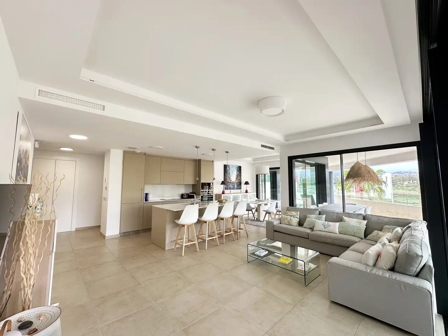 Sala d'estar de Planta baixa en venda en Estepona amb Aire condicionat, Terrassa i Traster
