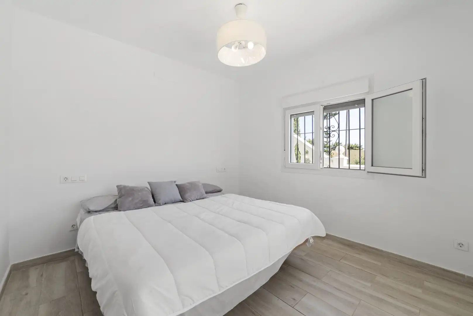 Bedroom of Houses for sale in Mijas  with Air Conditioner, Private garden and Terrace