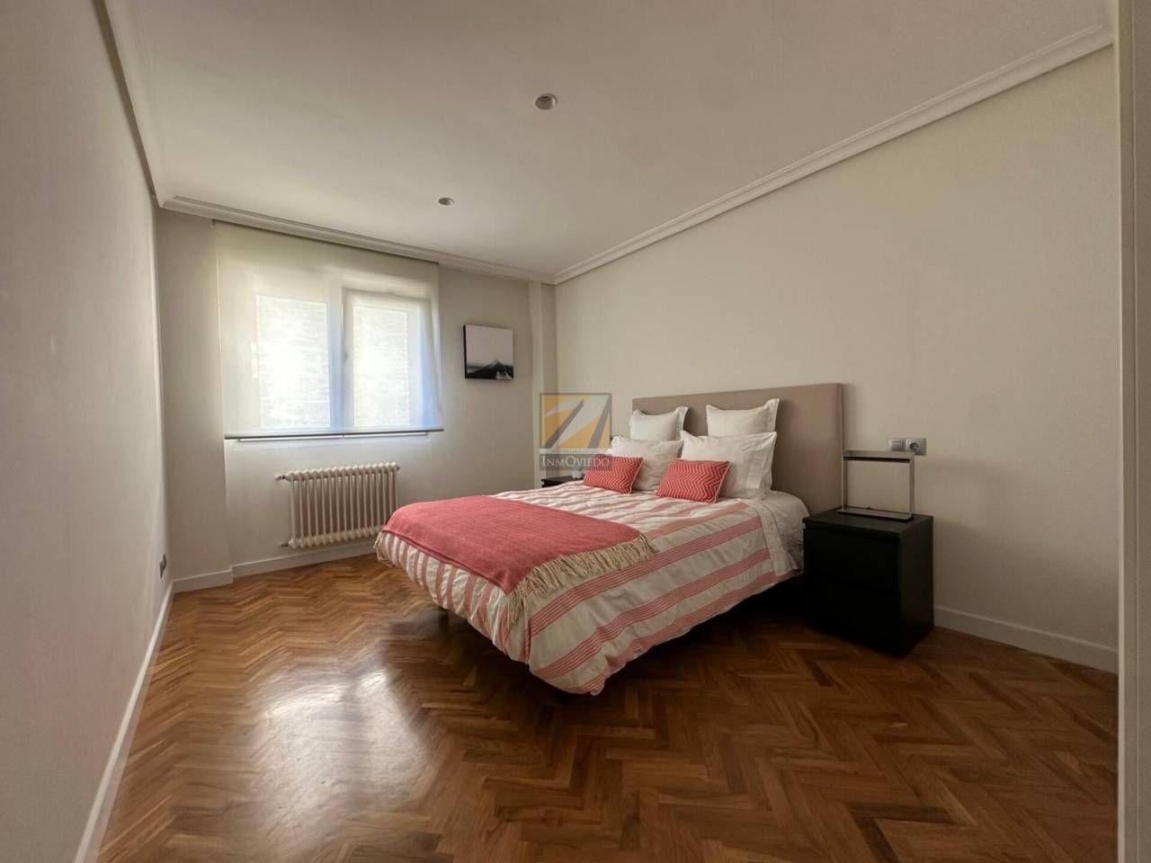 Dormitori de Pis en venda en Oviedo  amb Calefacció, Parquet i Traster