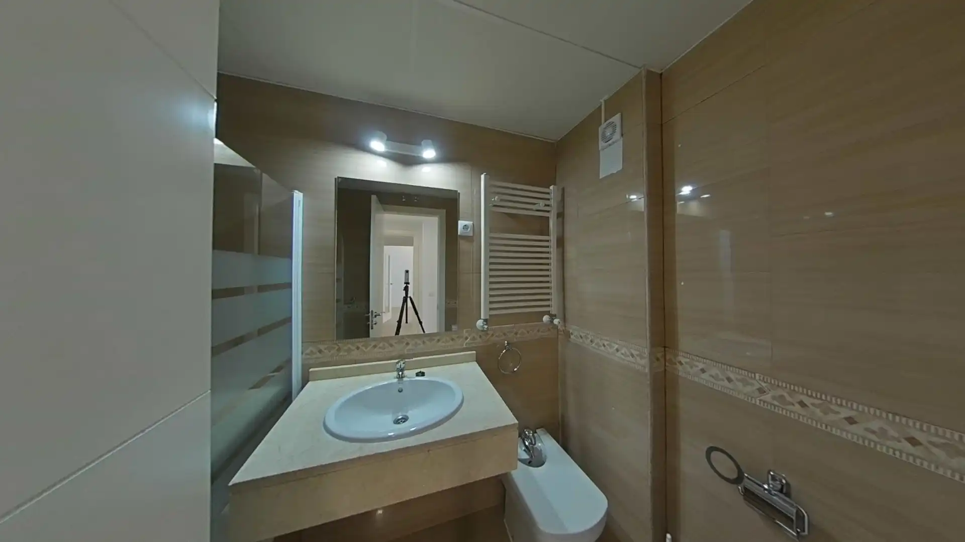 Bathroom of Flat for sale in Madrid  with Air Conditioner, Heating and Parquet flooring