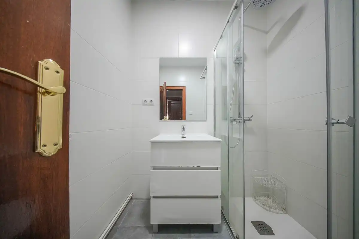 Baño de Piso en venta en Madrid con Calefacción, Terraza y Amueblado
