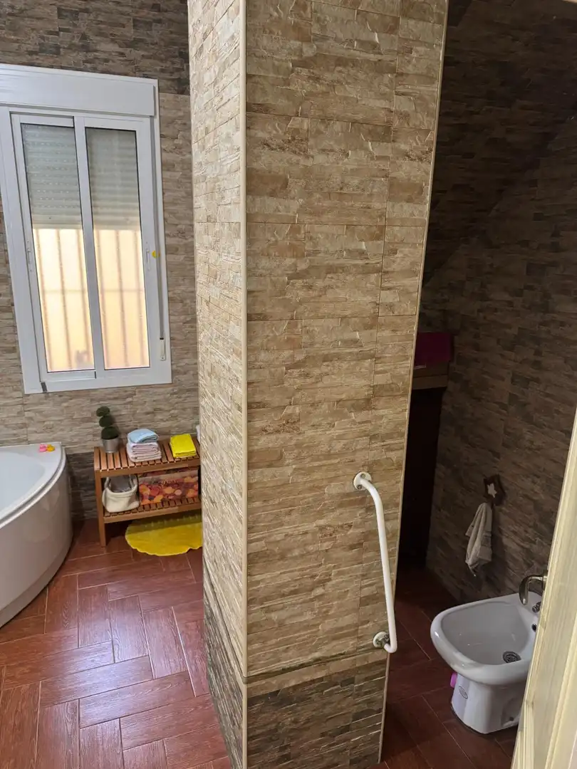 Bany de Casa o xalet en venda en Villanueva del Río y Minas amb Aire condicionat, Jardí privat i Terrassa