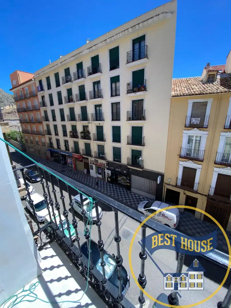 Vista exterior de Piso para compartir en Cuenca con Calefacción, Terraza y Amueblado