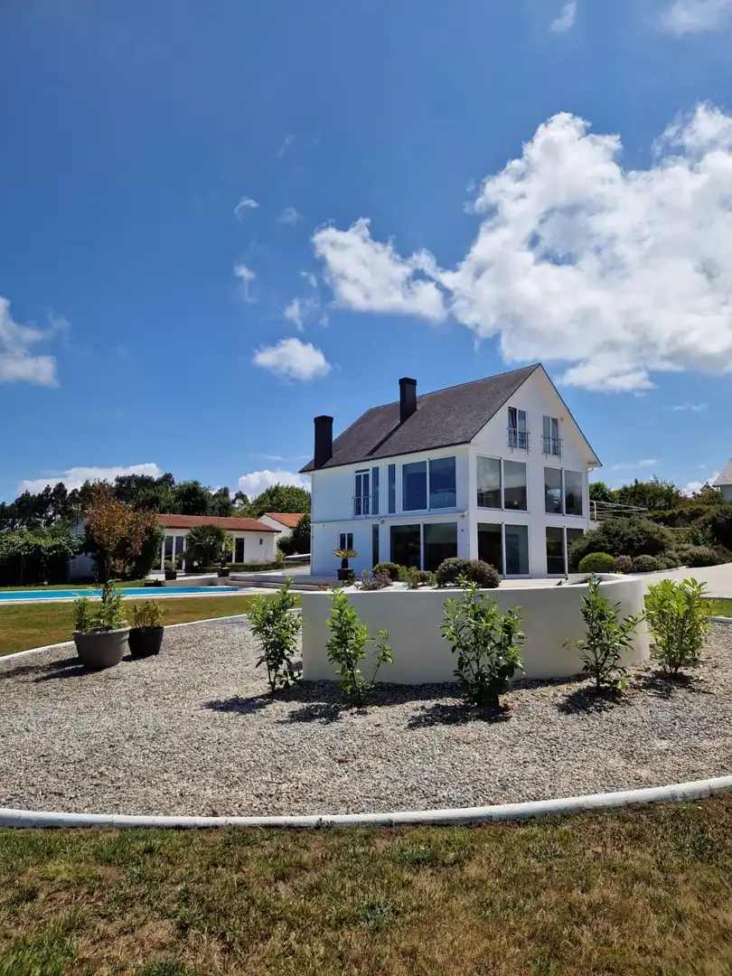 Vista exterior de Casa o xalet en venda en Oleiros amb Calefacció, Jardí privat i Terrassa