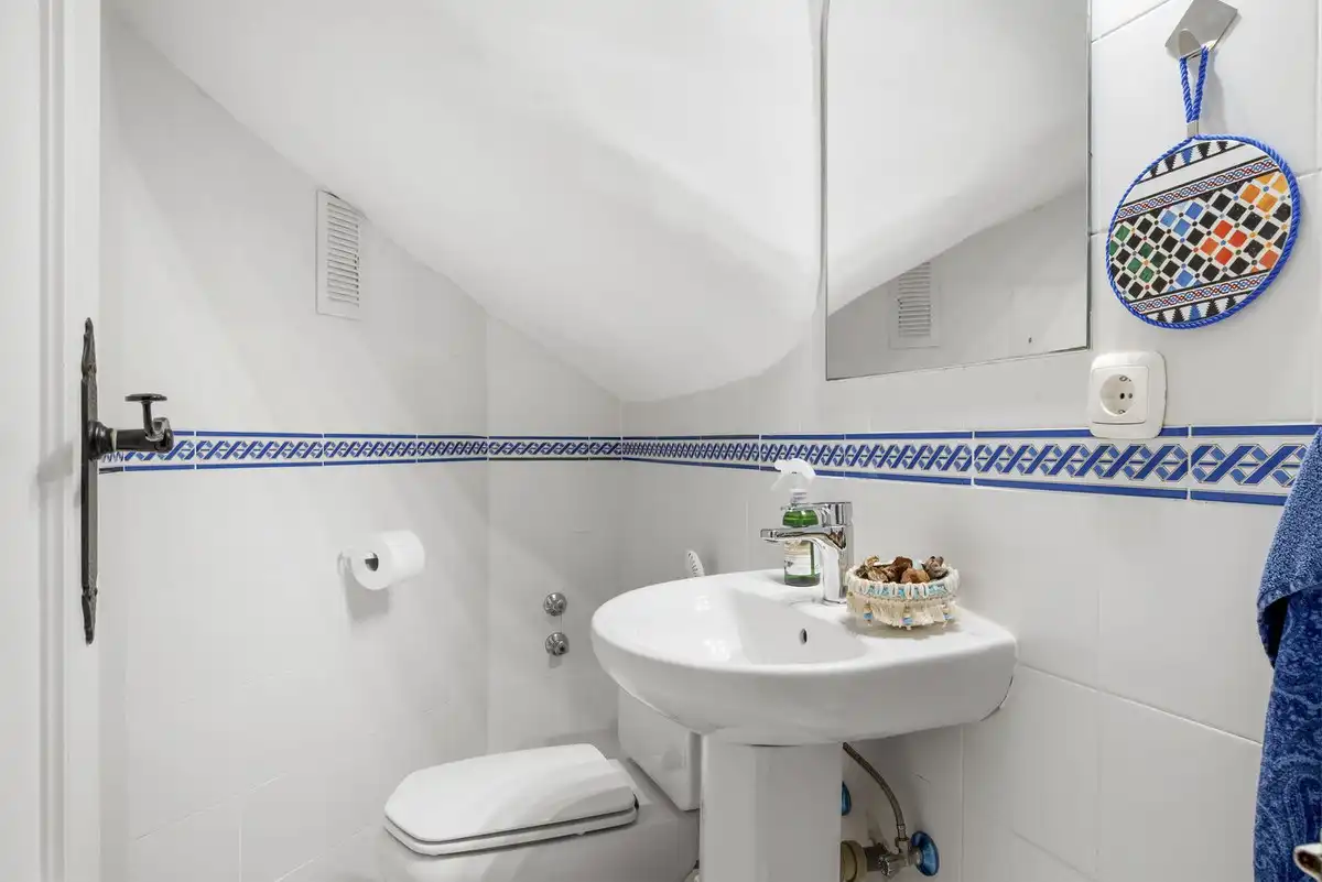 Bany de Casa adosada en venda en Marbella amb Aire condicionat, Jardí privat i Terrassa
