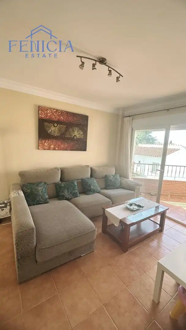 Sala de estar de Casa adosada en venta en Nerja con Jardín privado, Terraza y Piscina comunitaria