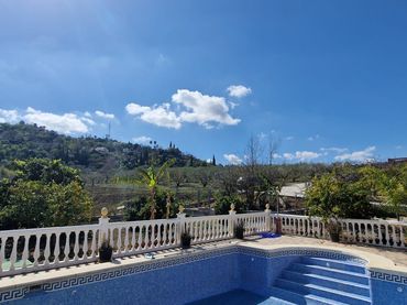 Country house with pool for sale in Coín
