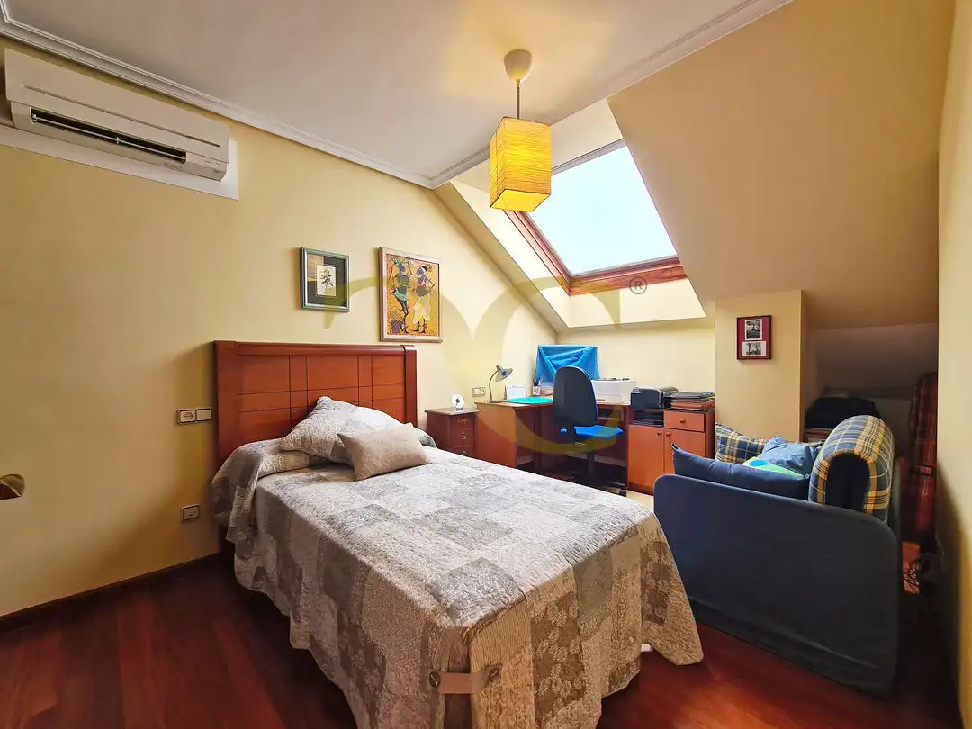 Habitación de Dúplex en venta en Gijón  con Aire acondicionado, Calefacción y Trastero