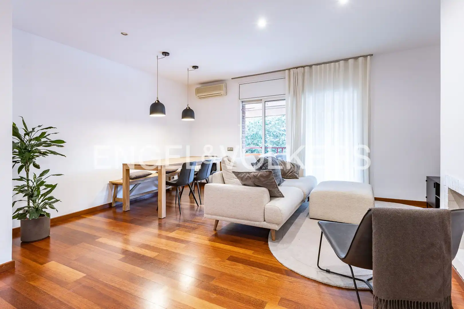 Vista exterior de Piso en venta en Sant Cugat del Vallès con Aire acondicionado, Calefacción y Jardín privado