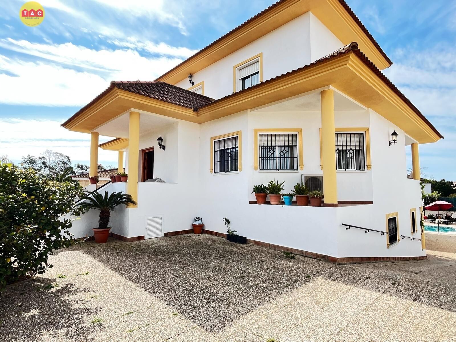 Vista exterior de Casa o xalet en venda en Lepe amb Aire condicionat, Jardí privat i Terrassa