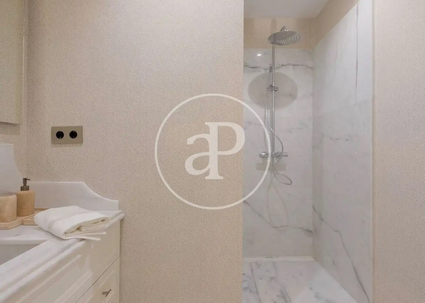 Bathroom of Flat for sale in Madrid  with Air Conditioner, Heating and Storage room