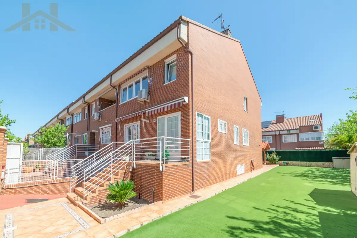 Casa adosada en venta en Altos del Olivar - El Caracol