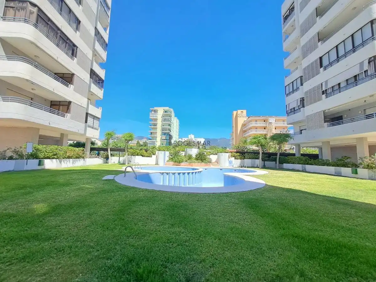 Vista exterior de Apartamento de alquiler en Benicasim / Benicàssim con Amueblado y Piscina comunitaria