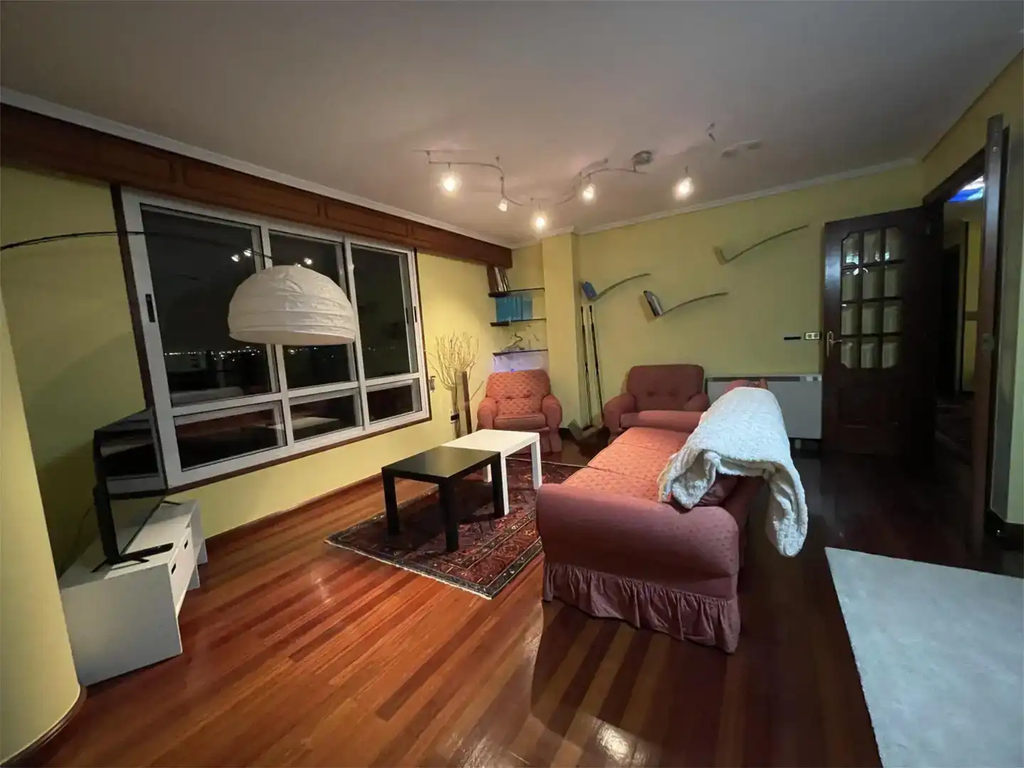 Sala d'estar de Pis de lloguer en Ferrol amb Parquet, Moblat i Forn