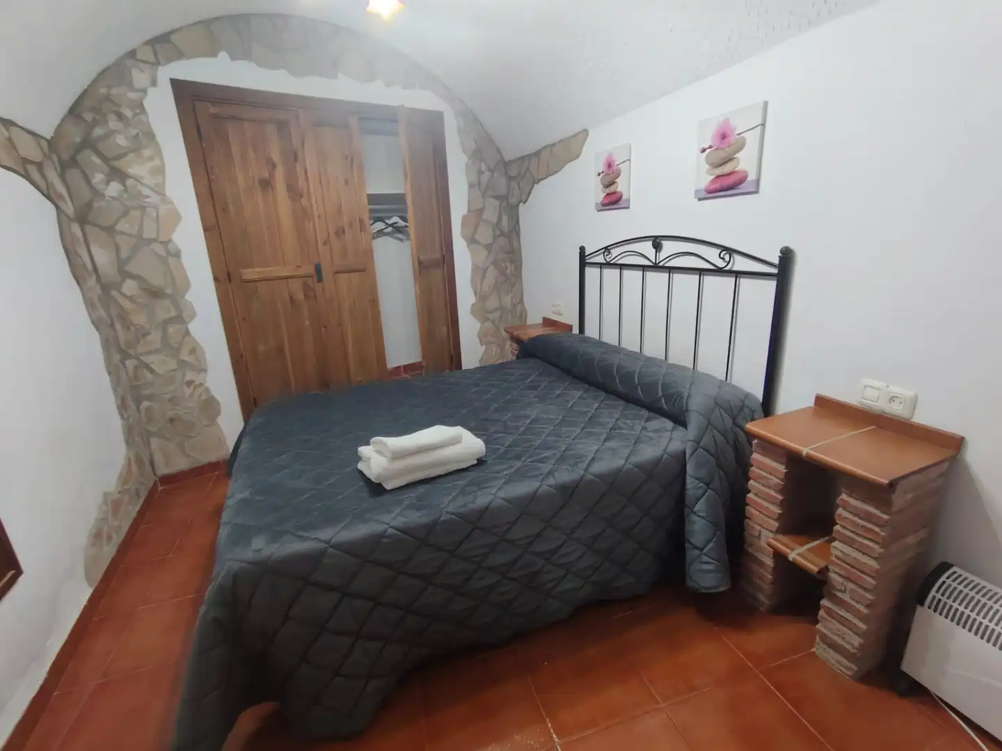 Dormitori de Finca rústica en venda en Guadix amb Moblat, Forn i Piscina comunitària