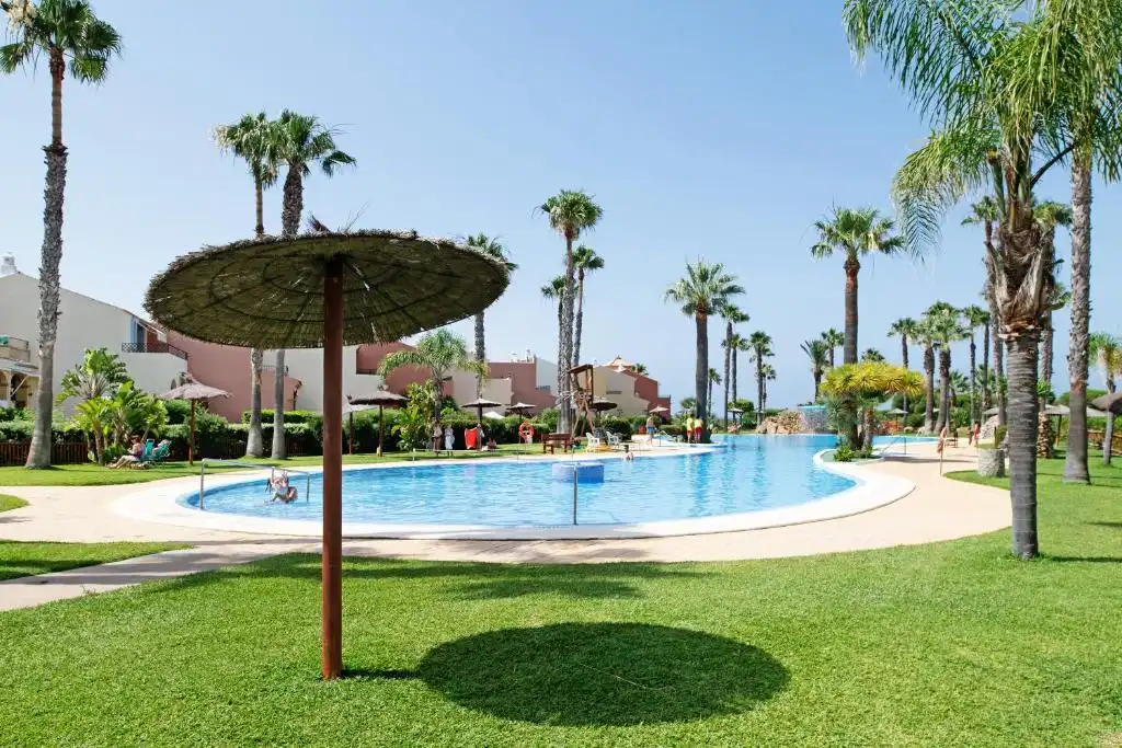 Schwimmbecken von Wohnung zum Verkauf in Zahara de los Atunes mit Klimaanlage, Terrasse und Abstellraum