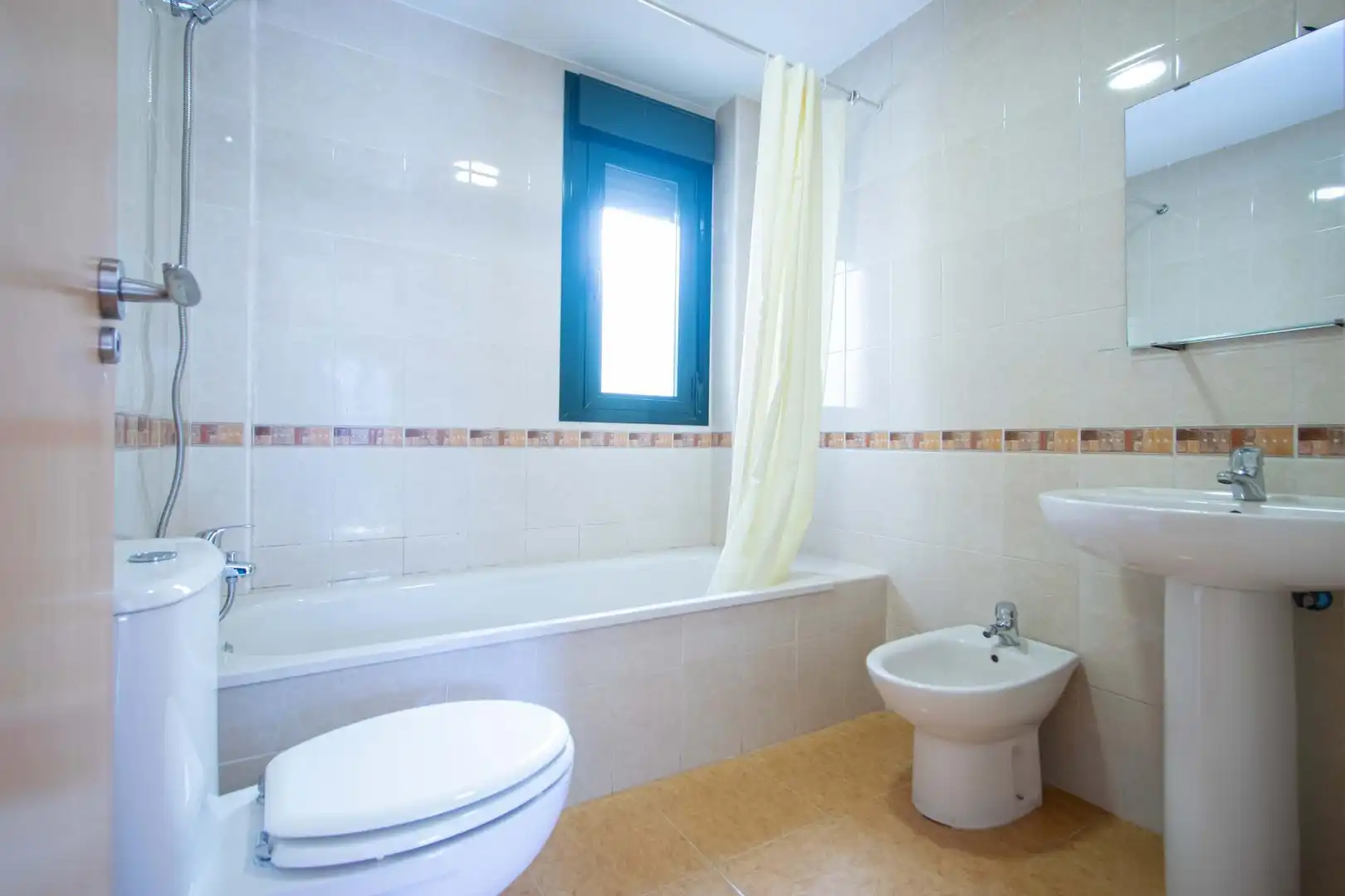 Bathroom of Flat for sale in Camas  with Air Conditioner, Heating and Terrace